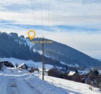 Zasněžená krajina v Mýtě pod Ďumbierem na ulici Mýto pod Ďumbierem, ideální pro pozemky - bydlení.