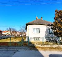 Rodinný dům na Sadové ulici v Borském Mikuláši, se dvěma komíny a rozsáhlým dvorem.