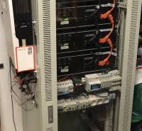 Elektrická rozvodná skříň v rodinném domě s několika zapojenými moduly a kabeláží.