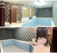 Interiér s bazénem a sprchou v rodinném domě z obdélníkových dlaždic a mozaiky.