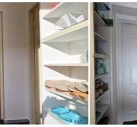 Interiér rodinného domu s botami na poličkách a bílými dveřmi.