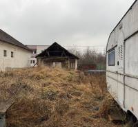 Zanedbané pozemky na bydlení s přívěsem na ulici Dubník, ve městě Dubník.