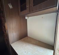 Kuchyňská skříňka s policí a mramorovou deskou v rámci nabídky Pozemky - bydlení.