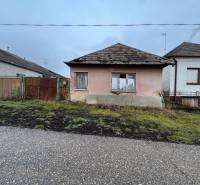 Rodinný dům v Dubníku na ulici Dubník nabízí pozemky pro bydlení.