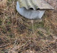 Zarostlý terén s kovovým poklopem v Dubníku na ulici Dubník vhodný pro pozemky - bydlení.