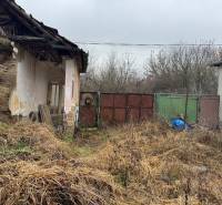 Zahrada s chátrající stavbou na pozemku pro bydlení na ulici v Dubníku.