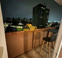 Noční výhled z balkonu 2pokojového bytu v Nových Zámcích na ulici Nové Zámky.