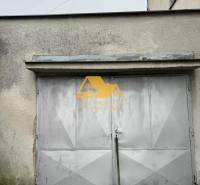 Garážová vrata rodinného domu ve Dvorech nad Žitavou na ulici Dvory nad Žitavou.