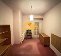 Pokoj v rodinném domě s nábytkem a závěsy, bez podlahy s dřevěným dekorem.