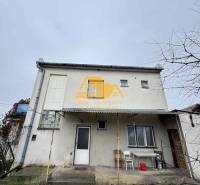 Rodinný dům ve Dvorech nad Žitavou na ulici Dvory nad Žitavou se zadním dvorem.