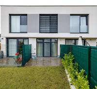 Dvoupatrový dům s terasou a zahradou na Jaspisové ulici v Bratislavě - Jarovce.