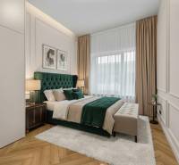 Ložnice s postelí, nočními stolky, obrázky na stěně a podlahou s dřevěným dekorem.