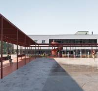 V Trnavě na Golianově ulici je náměstí s klouzačkou a fontánami.