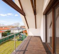 Balkon rodinného domu v Mostě pri Bratislavě na Záleské s výhledem na zahradu.