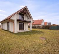 Rodinný dům na Záleské ulici v Mostě u Bratislavy s prostornou zahradou.