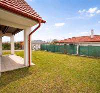 Zahrada v Mostě u Bratislavy na Záleské ulici u rodinného domu s cihlovou střechou.