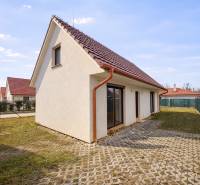 Rodinný dům v Mostě pri Bratislavě na Záleské ulici s oplocením a zahradou.