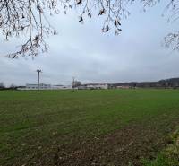 Zeleň a budovy v Pruském, Pozemky - komerční rozložené v pozadí.