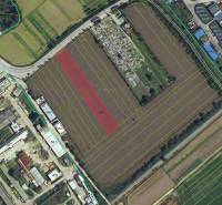 Komerční pozemky v Prusku shora, s viditelnými parcelními čísly a okolní infrastrukturou.