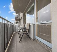 Balkon na Budatinské v Bratislavě (Petržalka) s nábytkem, výhled na 2-pokojový byt.