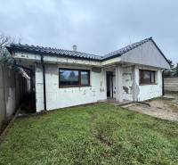 Rodinný dům v Záhorské Vsi na ulici U první kapličky s nedokončenou fasádou.