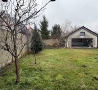 Zahrada za rodinným domem na ulici U první kapličky v Záhorské Vsi.