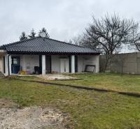 Rodinný dům na ulici U první kapličky v Záhorské Vsi s velkým dvorem.