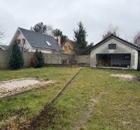 Zahrada rodinného domu na ulici U první kapličky v Záhorské Vsi s garáží.