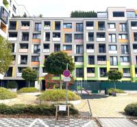 Barevné bytové domy na Nejedlého ulici v Bratislavě - Dúbravce, s parkovacím místem.