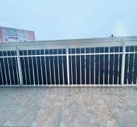 Balkon s dlažbou a kovovým zábradlím v centru Krásna nad Kysucou, 2-pokojový byt.