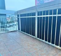 Balkon s kovovým zábradlím v 2-pokojovém bytě, výhled na ulici Centrum v Krásně nad Kysucou.