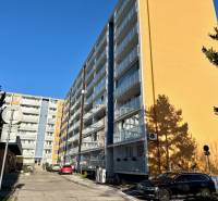 Bytový dům na Tilgnerově ulici v Bratislavě - Karlově Vsi s parkovacími místy.