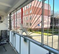 Lodžie 1-pokojového bytu na Tilgnerově ulici v Bratislavě - Karlově Vsi.