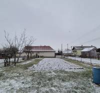 Zasněžená zahrada u rodinného domu na Nové ulici ve Velkých Ozorovcích.