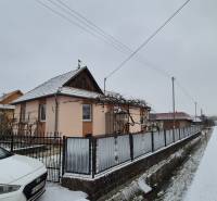 Rodinný dům na ulici Nová ve Velkých Ozorovcích se zasněženou střechou a zahradou.