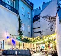 Noční gastro prostor na Sedlárské ulici v Bratislavě - Historické jádro.