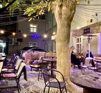 Exteriér Gastro prostory na Sedlárské ulici v Bratislavě - Historické jádro s dřevěným sezením.