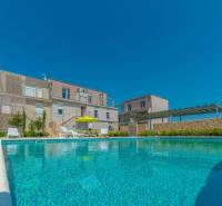 Rekreační apartmán v Povljana s bazénem a lehátky na ulici Povljana.