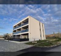 Rekreační apartmán na ulici Zukve ve městě Vrsi s parkovacími místy před budovou.