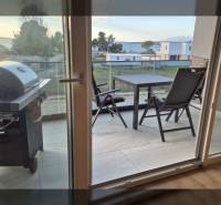 Otevřená terasa s grilem a posezením v rekreačním apartmánu na Zukve, Vrsi.