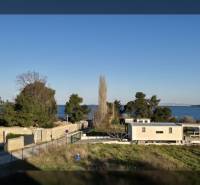 Výhled na pobřeží u rekreačního apartmánu v lokalitě Vrsi, ulice Zukve, moře v pozadí.