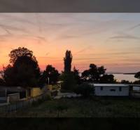 Pohled na západ slunce v rekreačním apartmánu v ulici Vrsi, Vrsi.