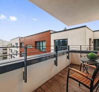 Balkon 2-pokojového bytu v Bratislavě - Starém Městě s dřevěným dekorem a výhledem.