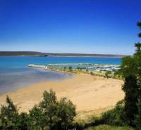 Písečná pláž u pozemků na bydlení v přímořské oblasti Ljubač v Ljubač.