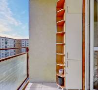 Balkón 3-pokojového bytu na Mierovej ulici ve Staré Ľubovni s výhledem na bytové domy.