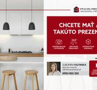 Kuchyně v 3-pokojovém bytě s barovými židlemi a podlahou s dřevěným dekorem.