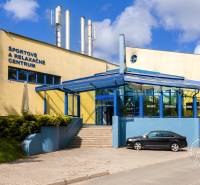 Sportovní a relaxační centrum na Komenského ulici ve Staré Ľubovni s parkovištěm.