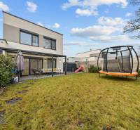 Zahrada 4pokojového bytu na Topoľové ulici v Rovince s trampolínou a terasou.