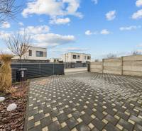 Pohled na vstupní prostor 4pokojového bytu na Topolové ulici v Rovince.