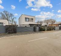 Novostavby s garáží na Topolové ulici v Rovince, obklopené moderním plotem.